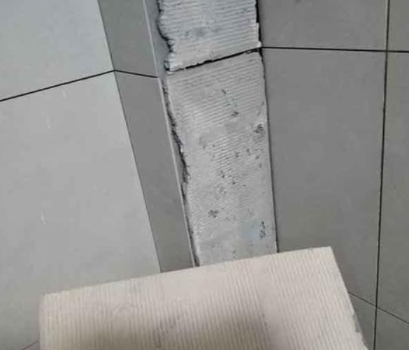 白玉瓷砖空鼓维修公司分享下厨房瓷砖脱落的补救措施。